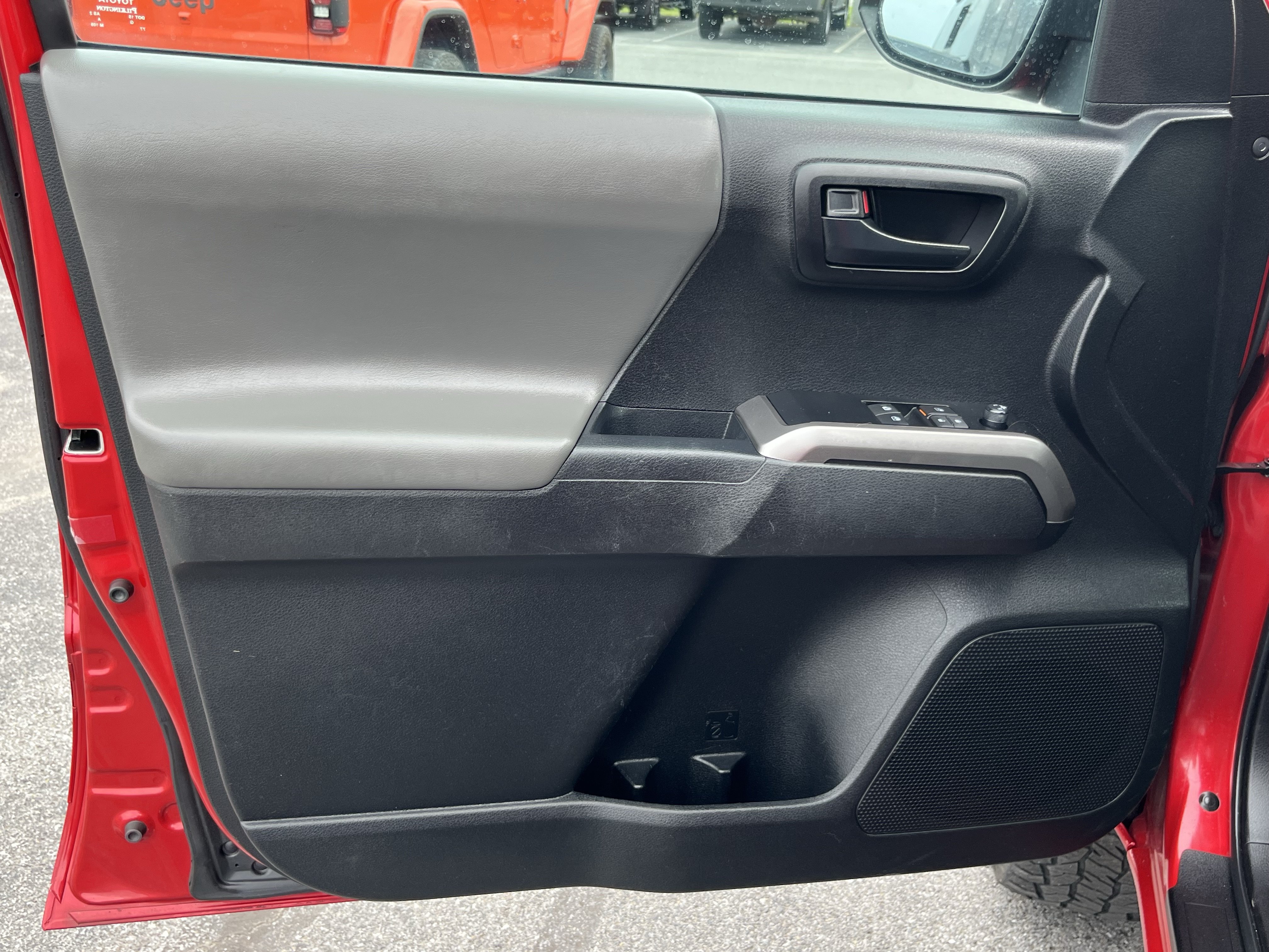 Used 2022 Toyota Tacoma SR5 AWD/4WD image 19