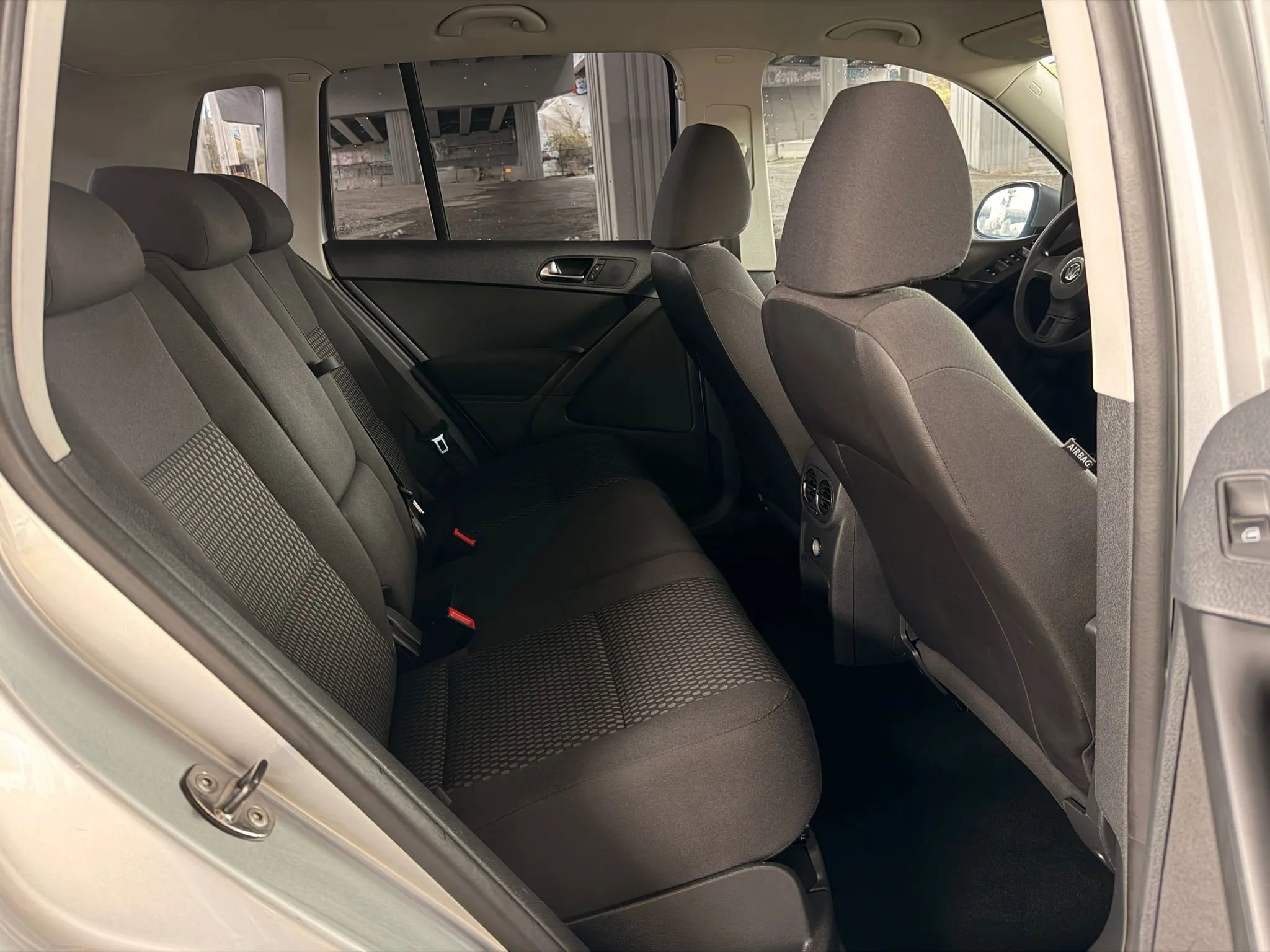 Used 2011 Volkswagen Tiguan S image 29