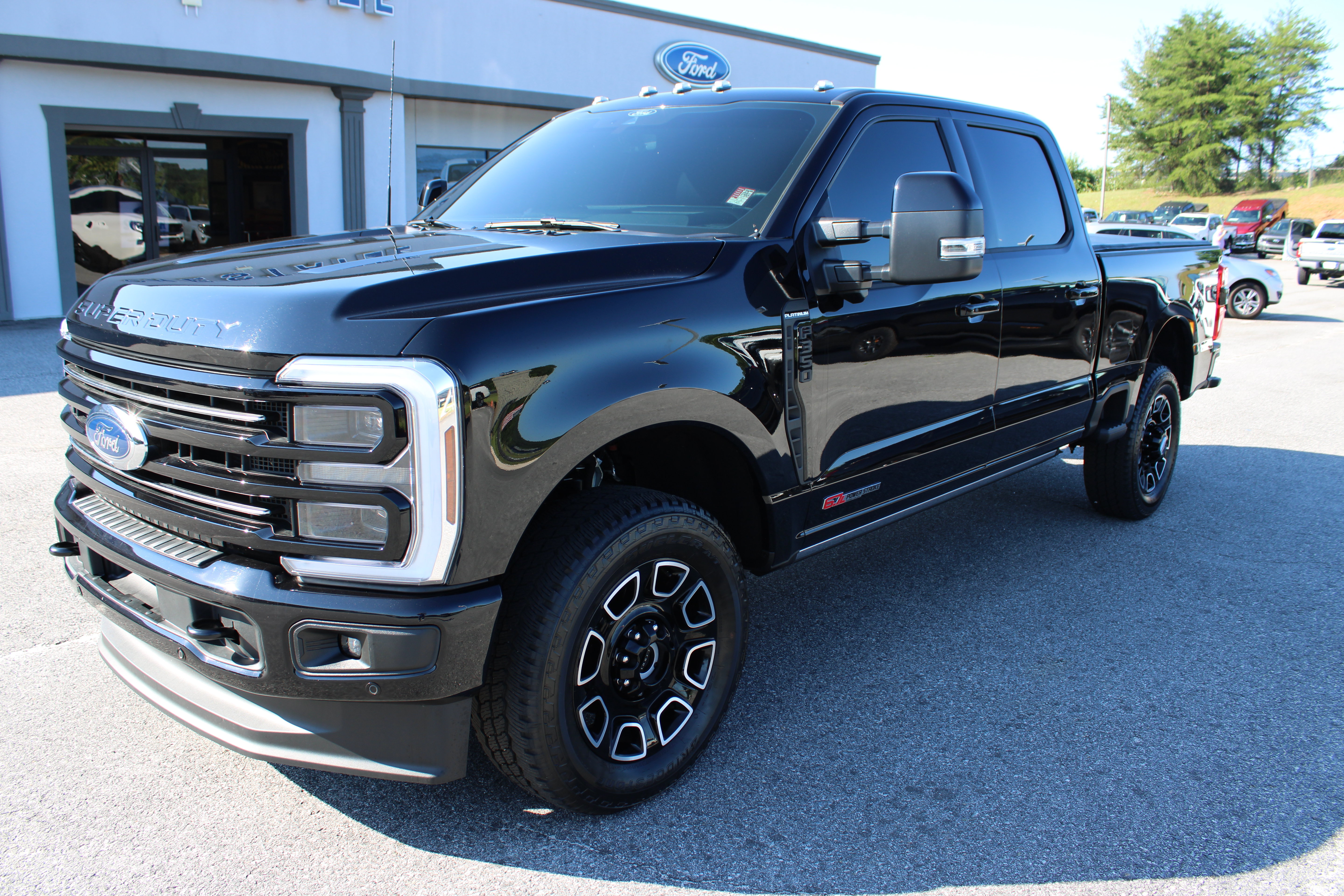 Used 2025 Ford F350 Platinum AWD/4WD image 2