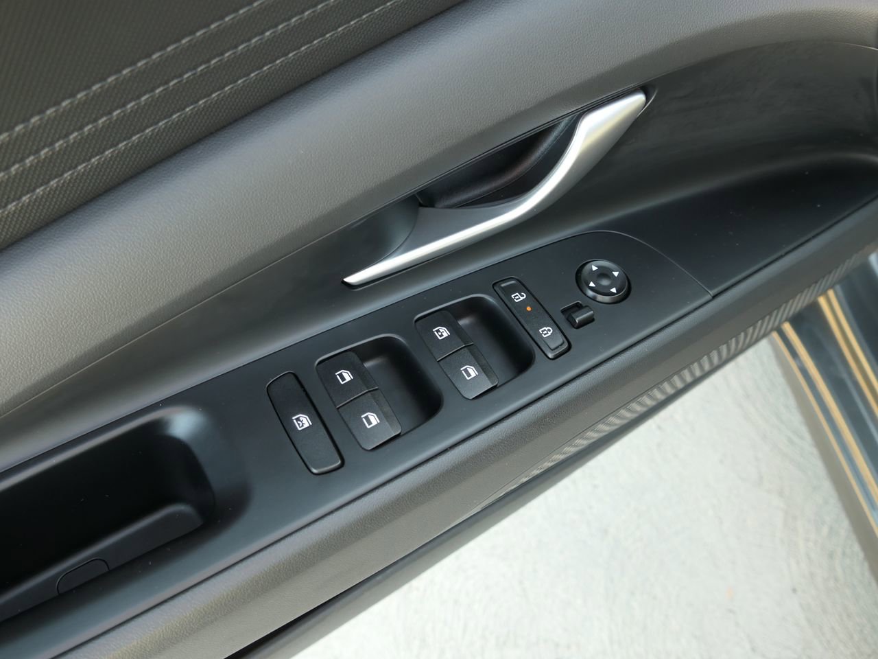 Used 2025 Hyundai Elantra Blue image 13