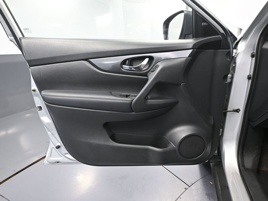 Used 2020 Nissan Rogue SV image 18