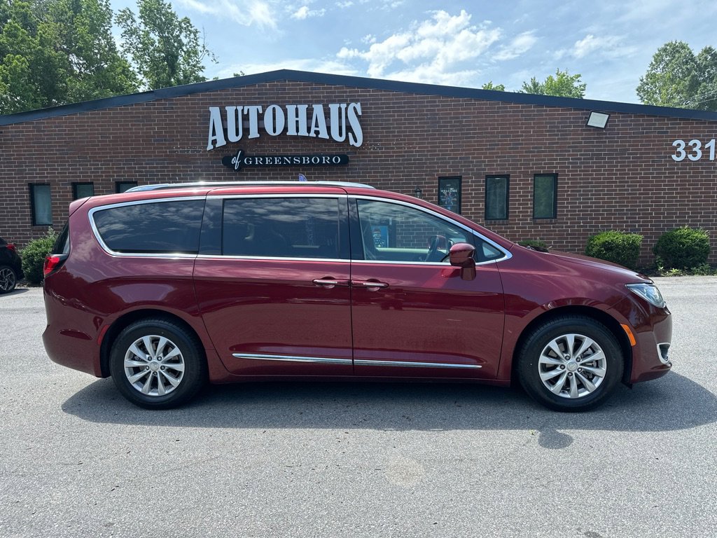 Used 2019 Chrysler Pacifica Touring-L image 8