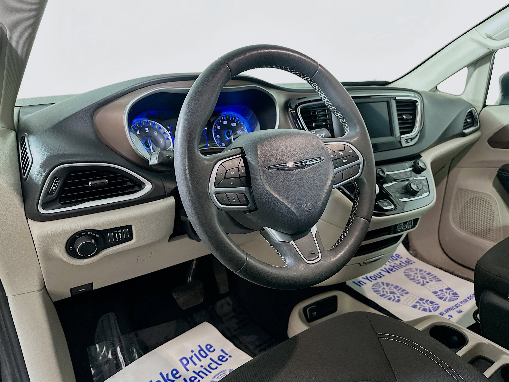 Used 2023 Chrysler Voyager LX image 9