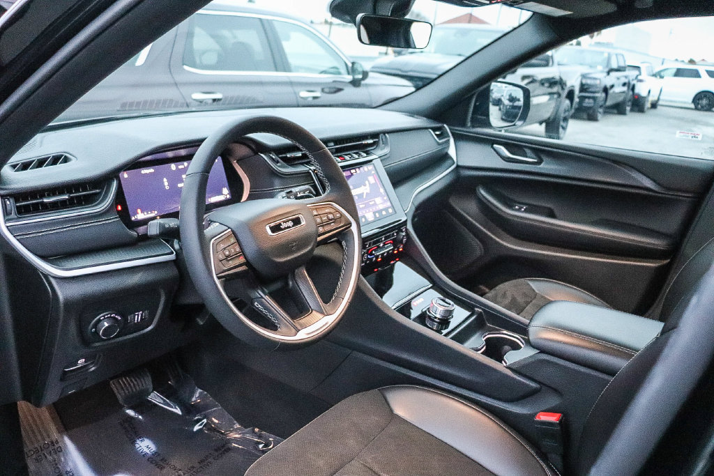 Used 2025 Jeep Grand Cherokee Altitude AWD/4WD image 22