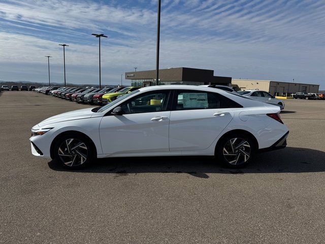 Used 2025 Hyundai Elantra Sport image 4