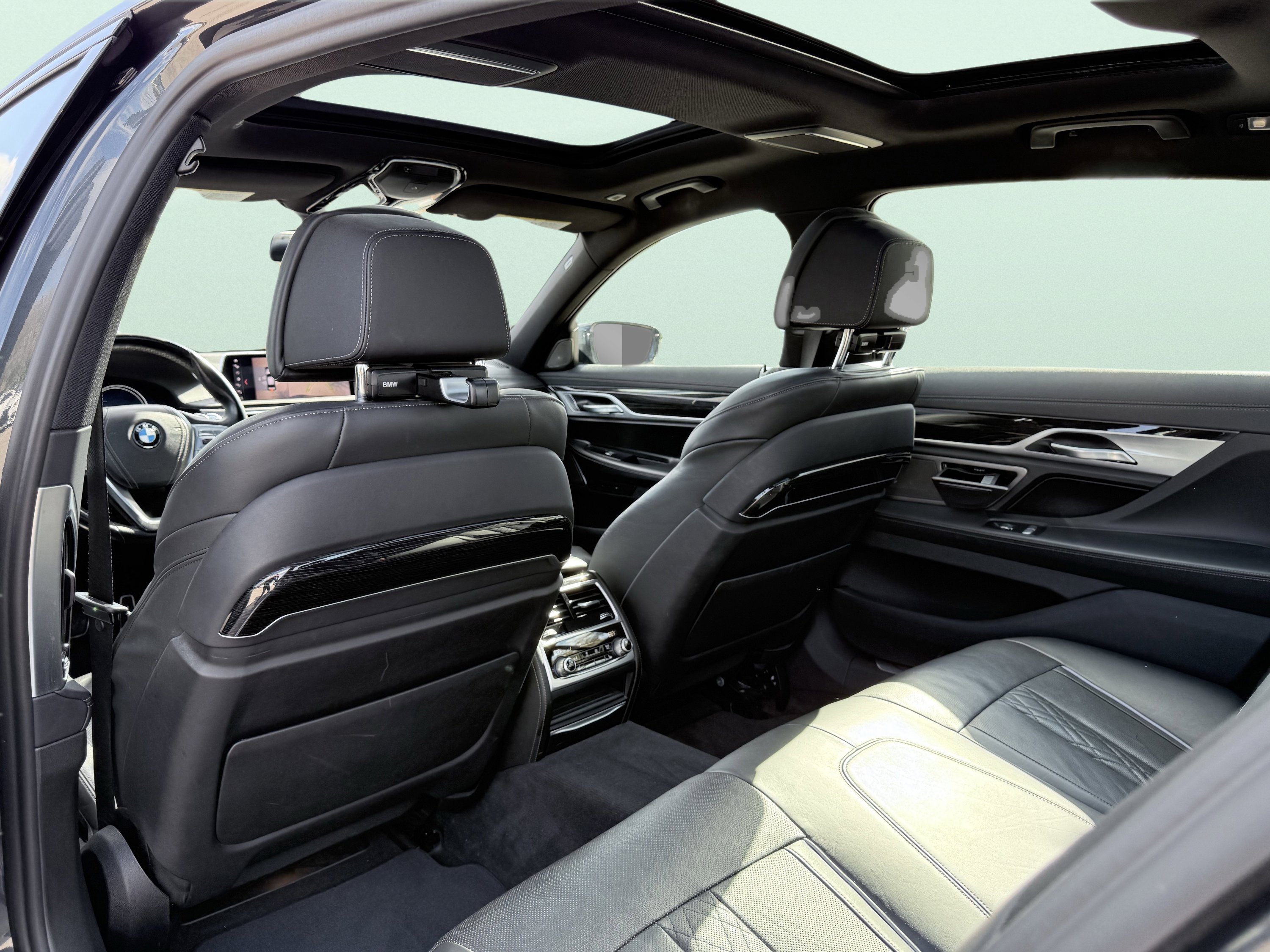 Used 2019 BMW 750i w/ M Sport Package image 19