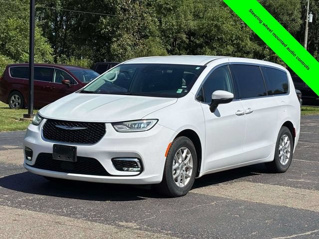 Used 2023 Chrysler Pacifica Touring-L FWD image 31