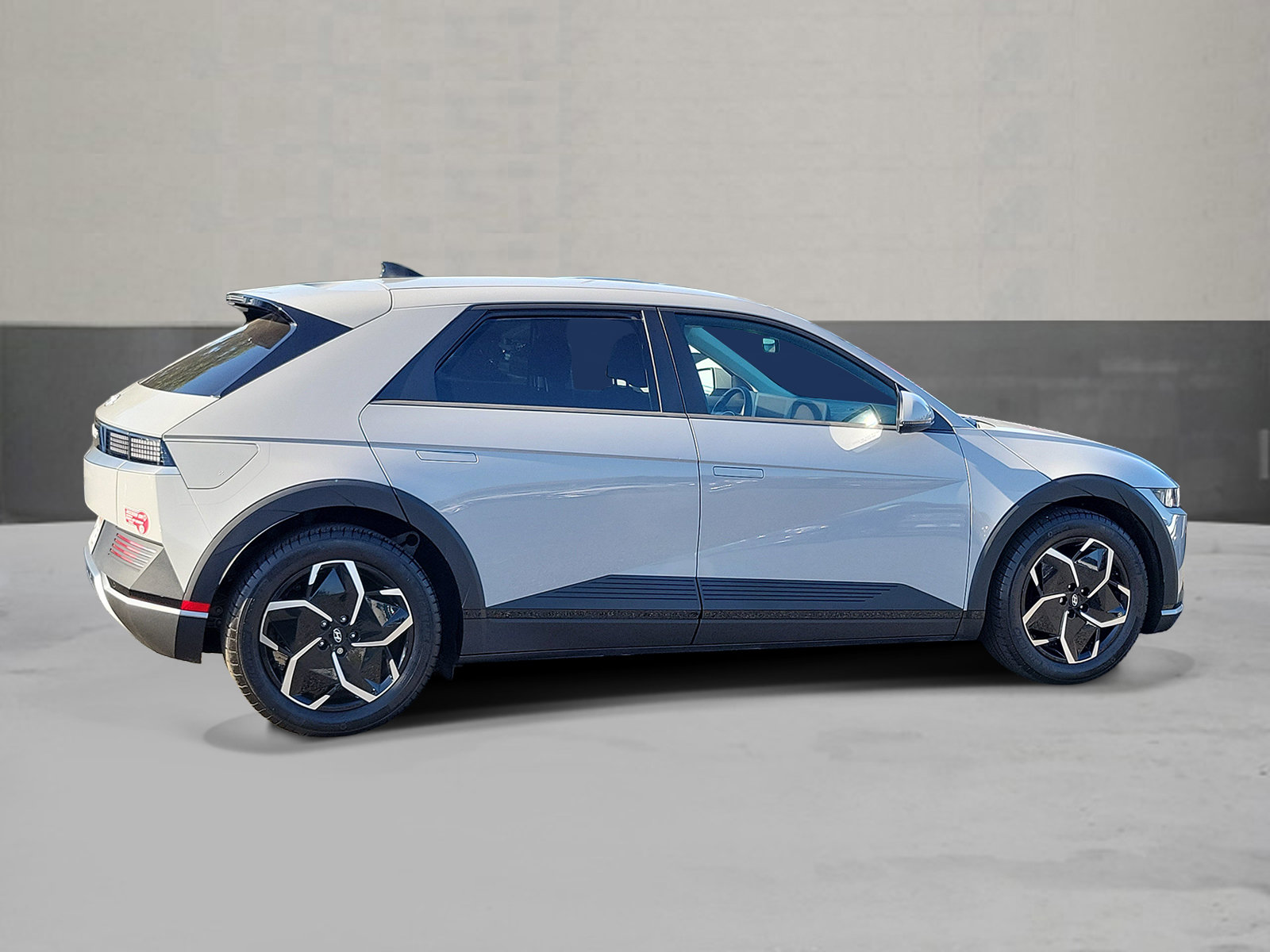Used 2024 Hyundai Ioniq 5 SE RWD image 2