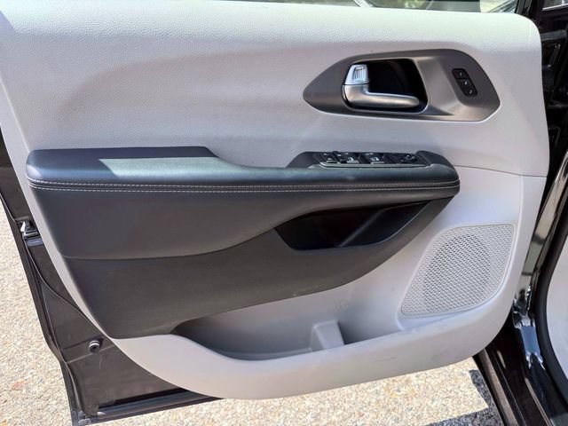 Used 2023 Chrysler Pacifica Touring-L FWD image 14