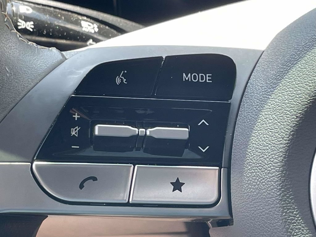 Used 2025 Hyundai Elantra SEL FWD image 21