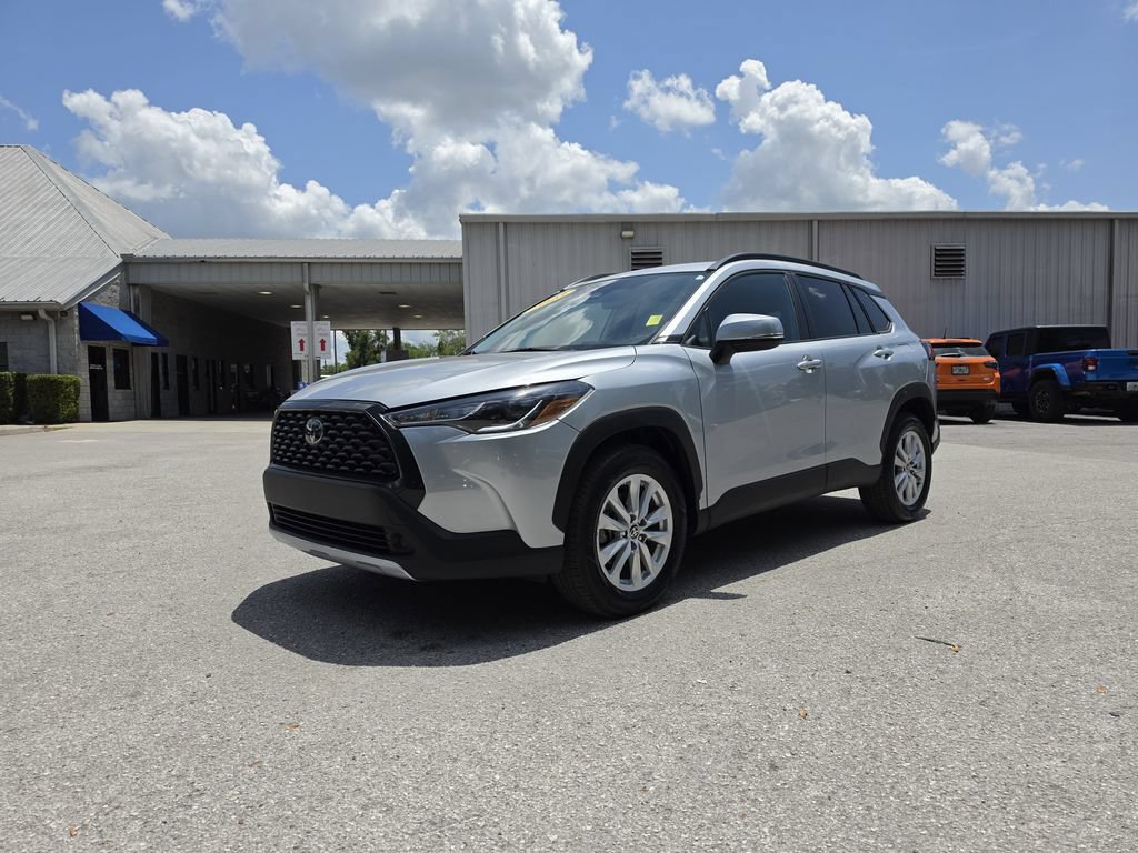 Used 2023 Toyota Corolla Cross LE FWD image 2