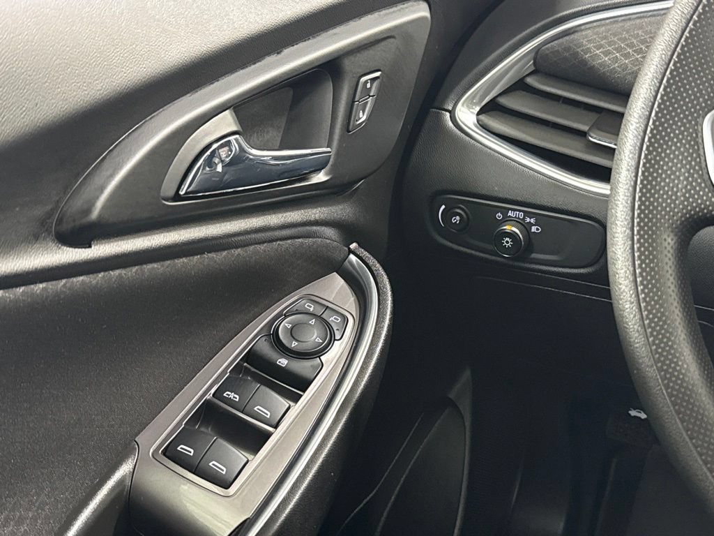 Used 2021 Chevrolet Malibu LT FWD image 19