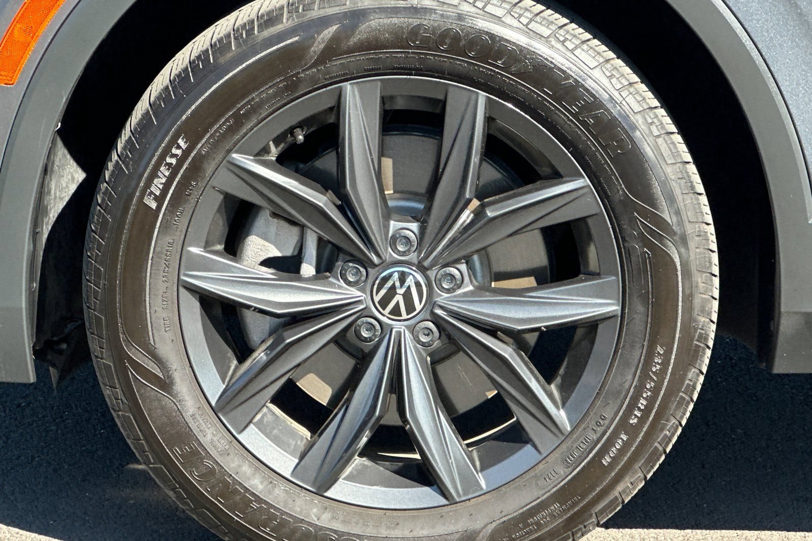 Used 2024 Volkswagen Tiguan SE AWD/4WD image 32