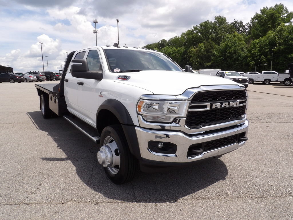 Used 2024 RAM 5500 Tradesman w/ Chrome Appearance Group AWD/4WD image 11