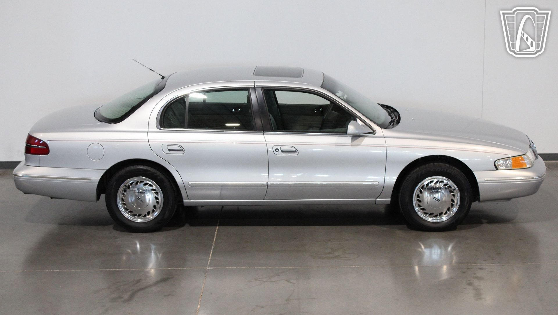 Used 1996 Lincoln Continental image 7
