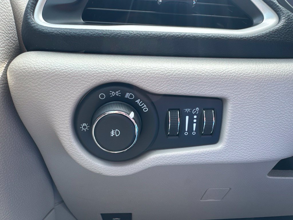 Used 2021 Chrysler Pacifica Touring-L w/ Premium & Safety Sphere Group AWD/4WD image 10