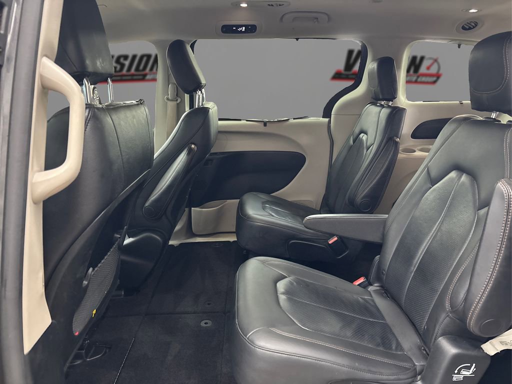 Used 2019 Chrysler Pacifica Touring-L image 10