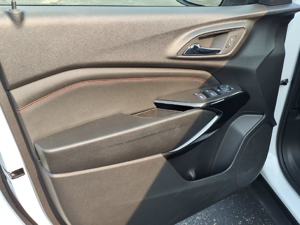 Used 2025 Chevrolet Trax RS w/ Driver Confidence Package FWD image 9