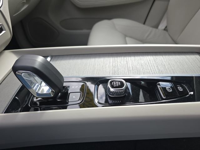 Certified 2023 Volvo XC60 B5 Plus w/ Climate Package AWD/4WD image 36