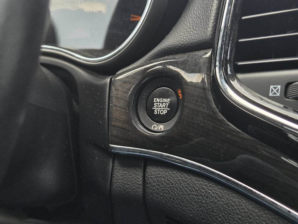 Used 2019 Jeep Grand Cherokee Overland AWD/4WD image 23