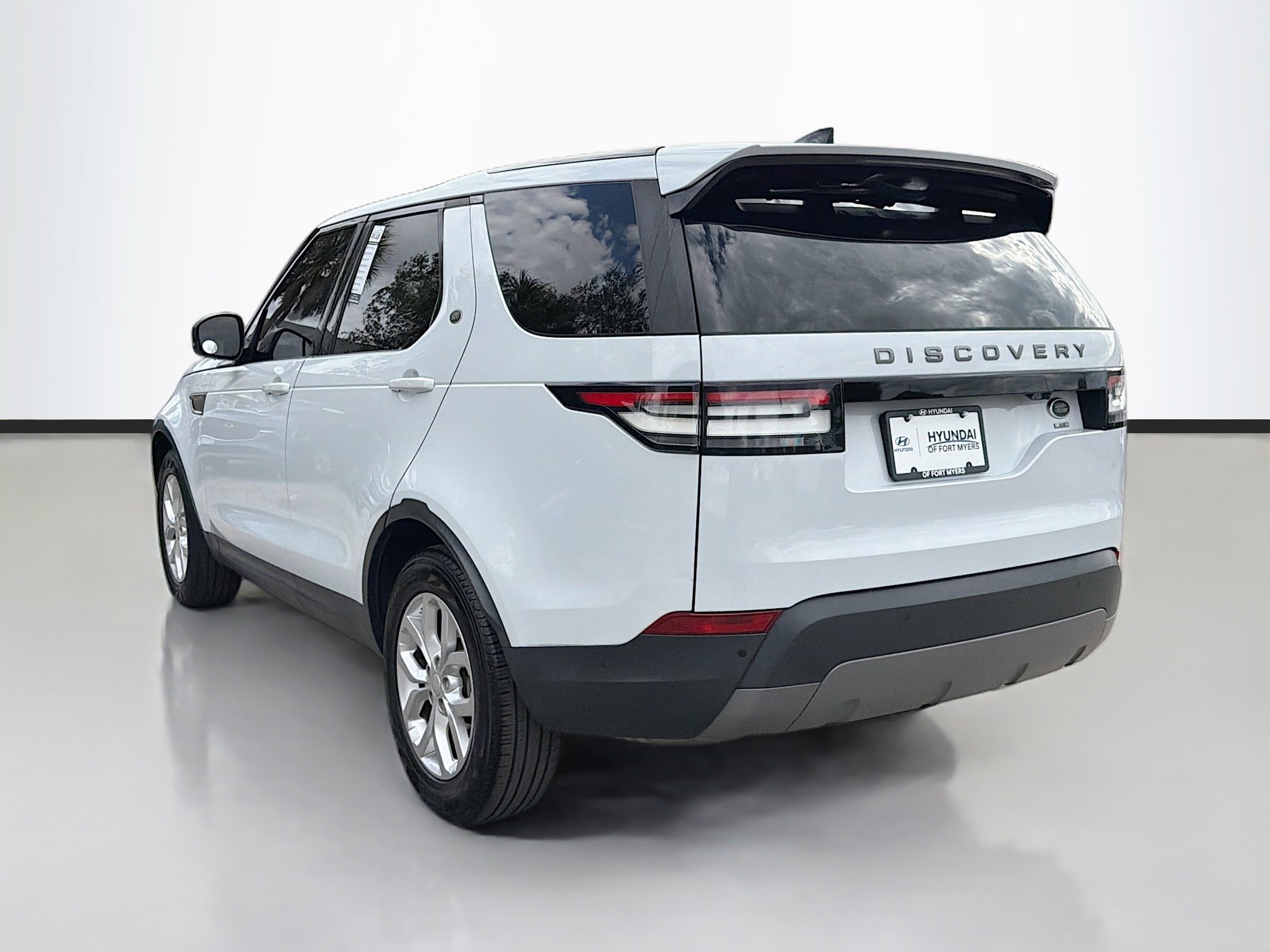 Used 2019 Land Rover Discovery SE image 5