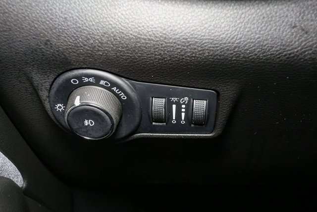 Used 2025 Jeep Compass Latitude image 33