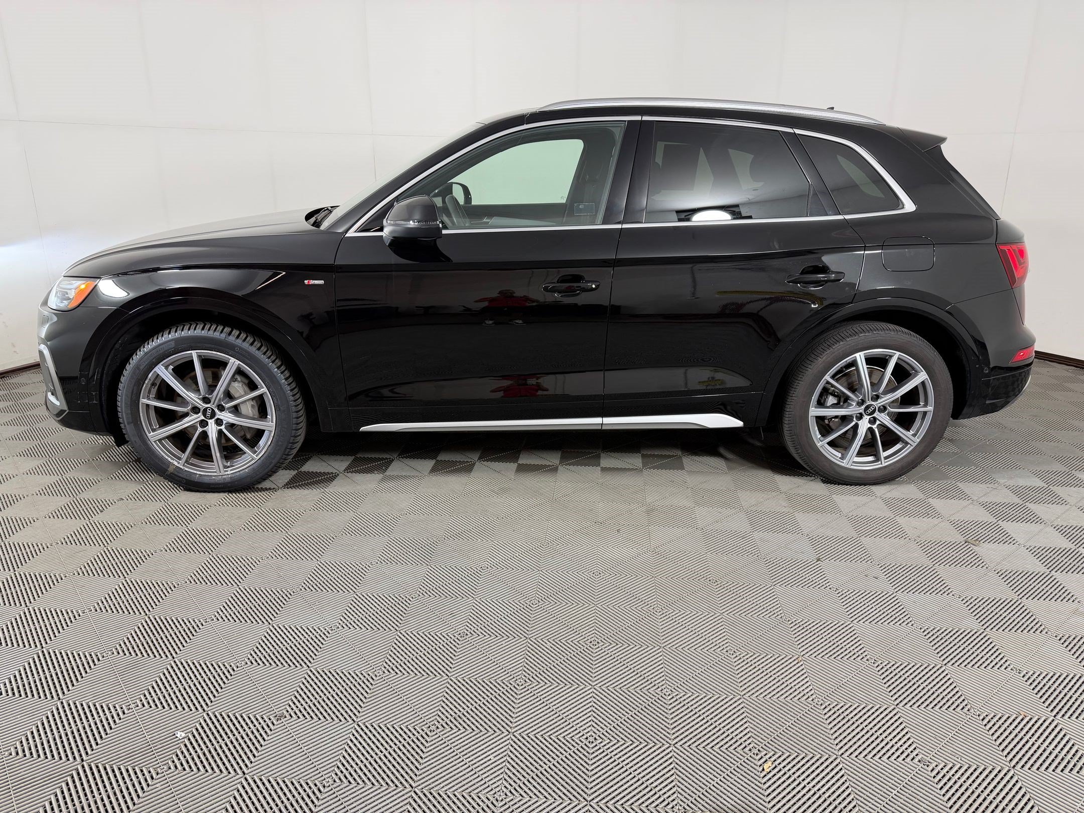 Used 2021 Audi Q5 e Prestige AWD/4WD image 2