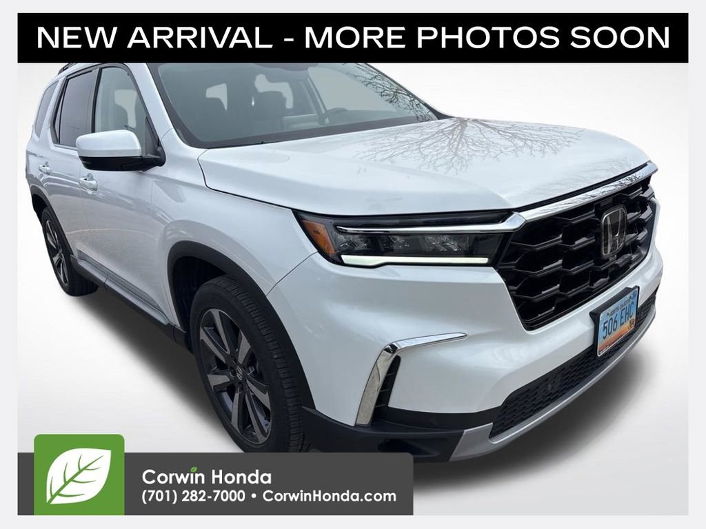 Used 2025 Honda Pilot Touring image 1