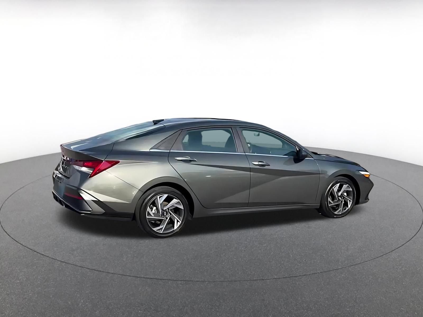 Used 2025 Hyundai Elantra SEL FWD image 15