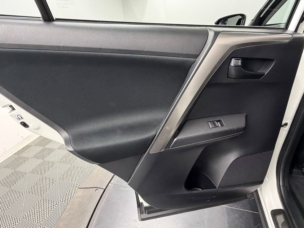 Used 2018 Toyota RAV4 LE AWD/4WD image 36