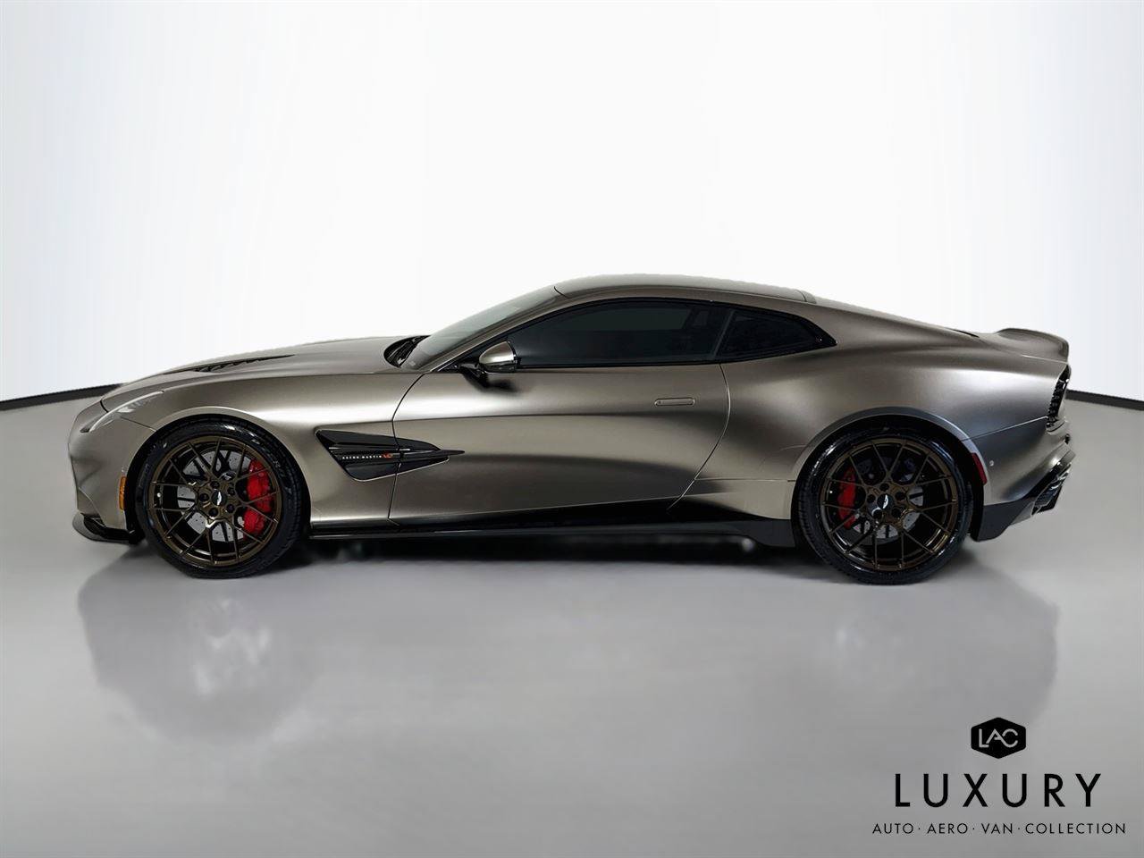 Used 2025 Aston Martin Vanquish RWD image 9