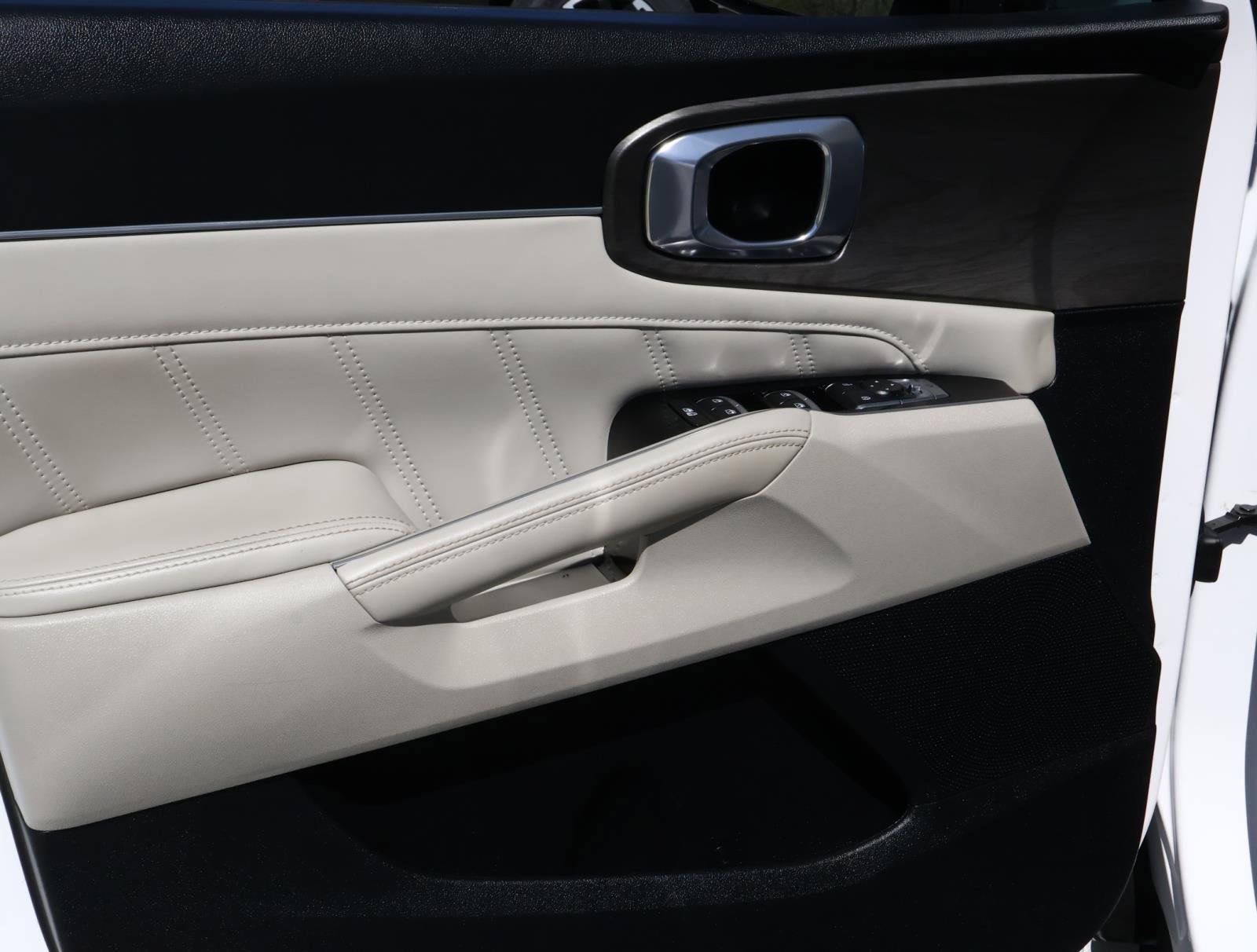 Used 2025 Kia Sorento SX image 17