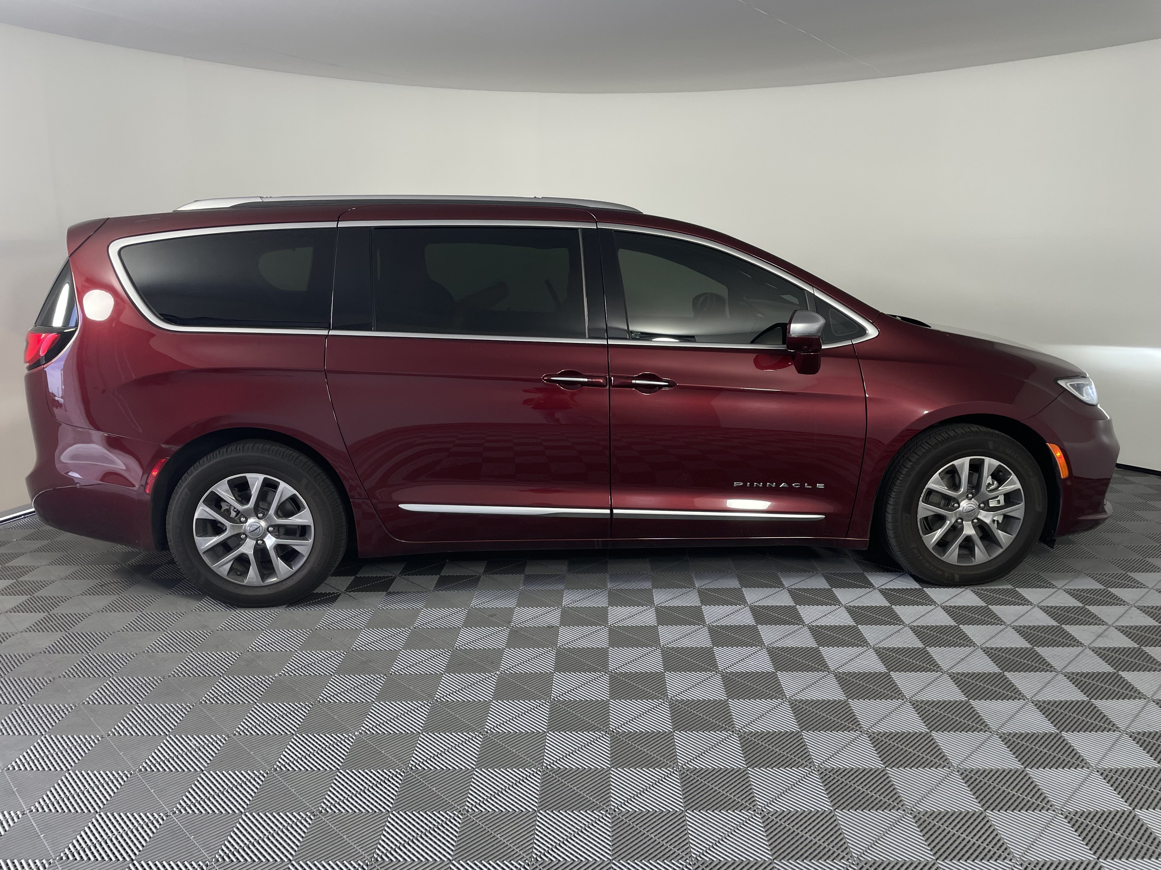 Used 2021 Chrysler Pacifica Pinnacle FWD image 6