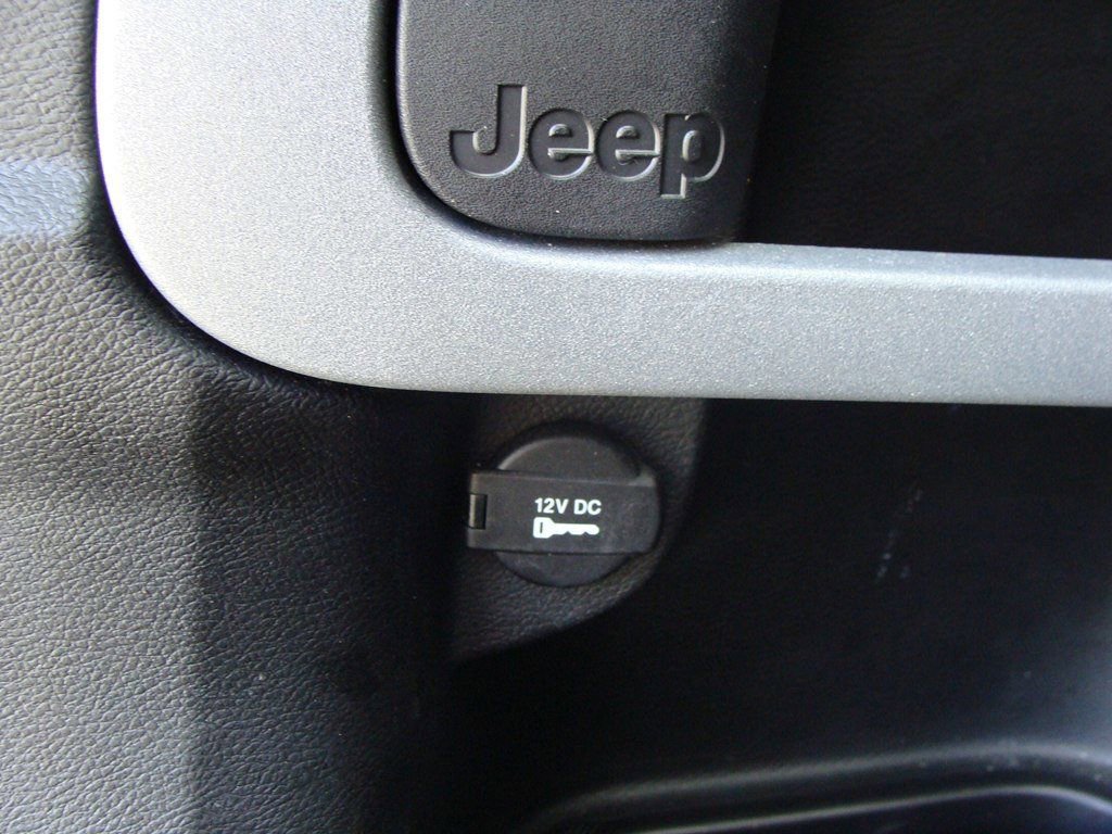 Used 2017 Jeep Cherokee Sport image 32