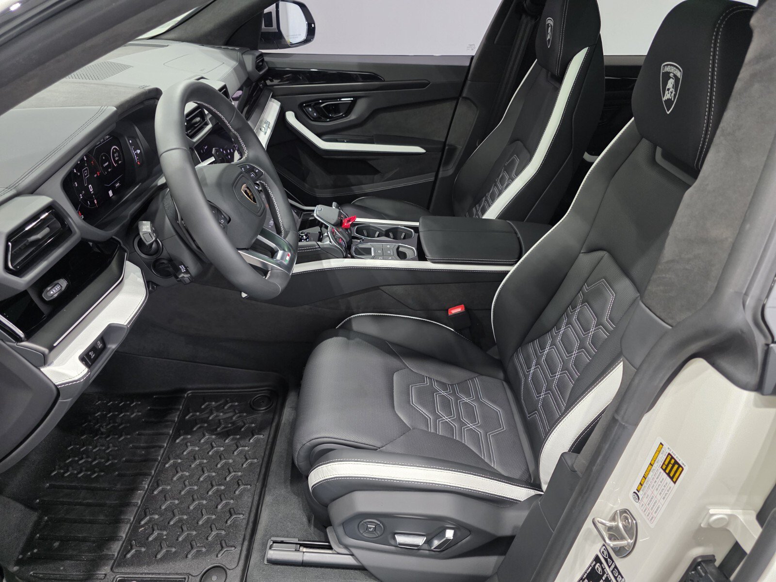 Used 2026 Lamborghini Urus SE AWD/4WD image 6