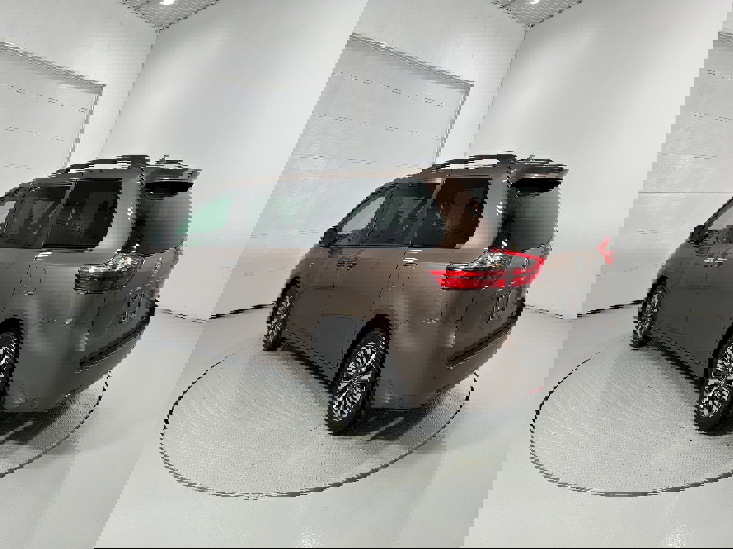 Used 2020 Toyota Sienna XLE w/ XLE Navigation Package image 23