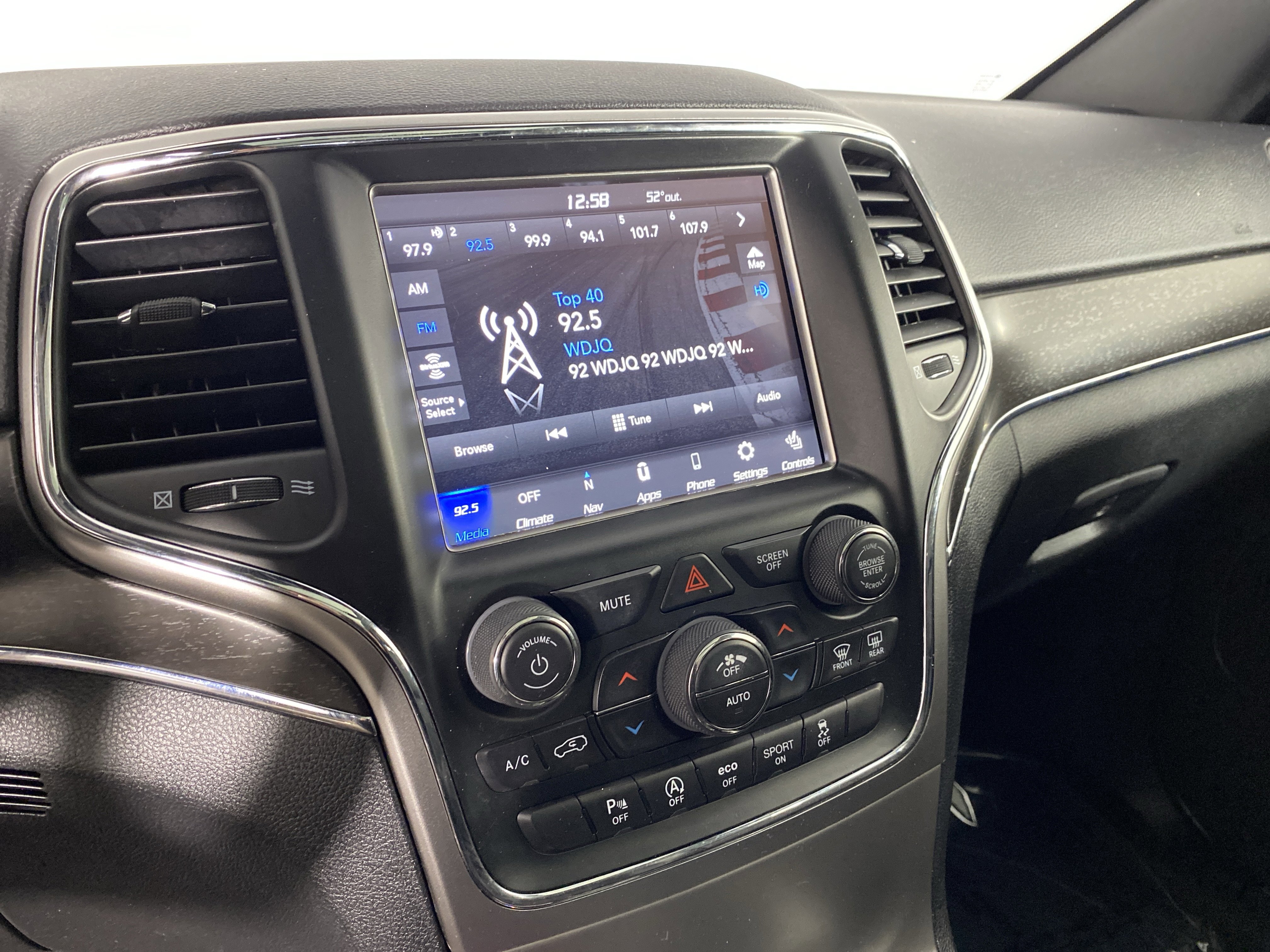 Used 2018 Jeep Grand Cherokee Limited w/ Luxury Group II image 31