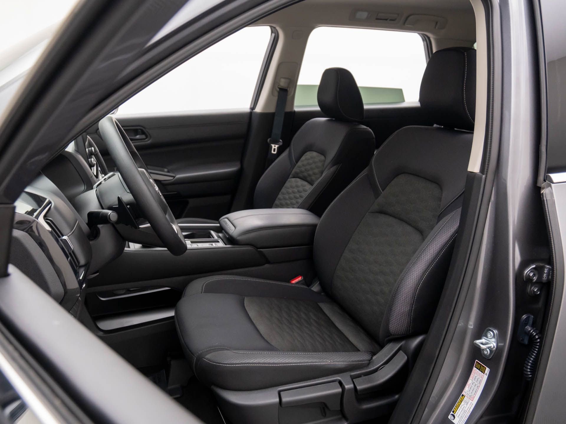 Used 2024 Nissan Pathfinder S image 14