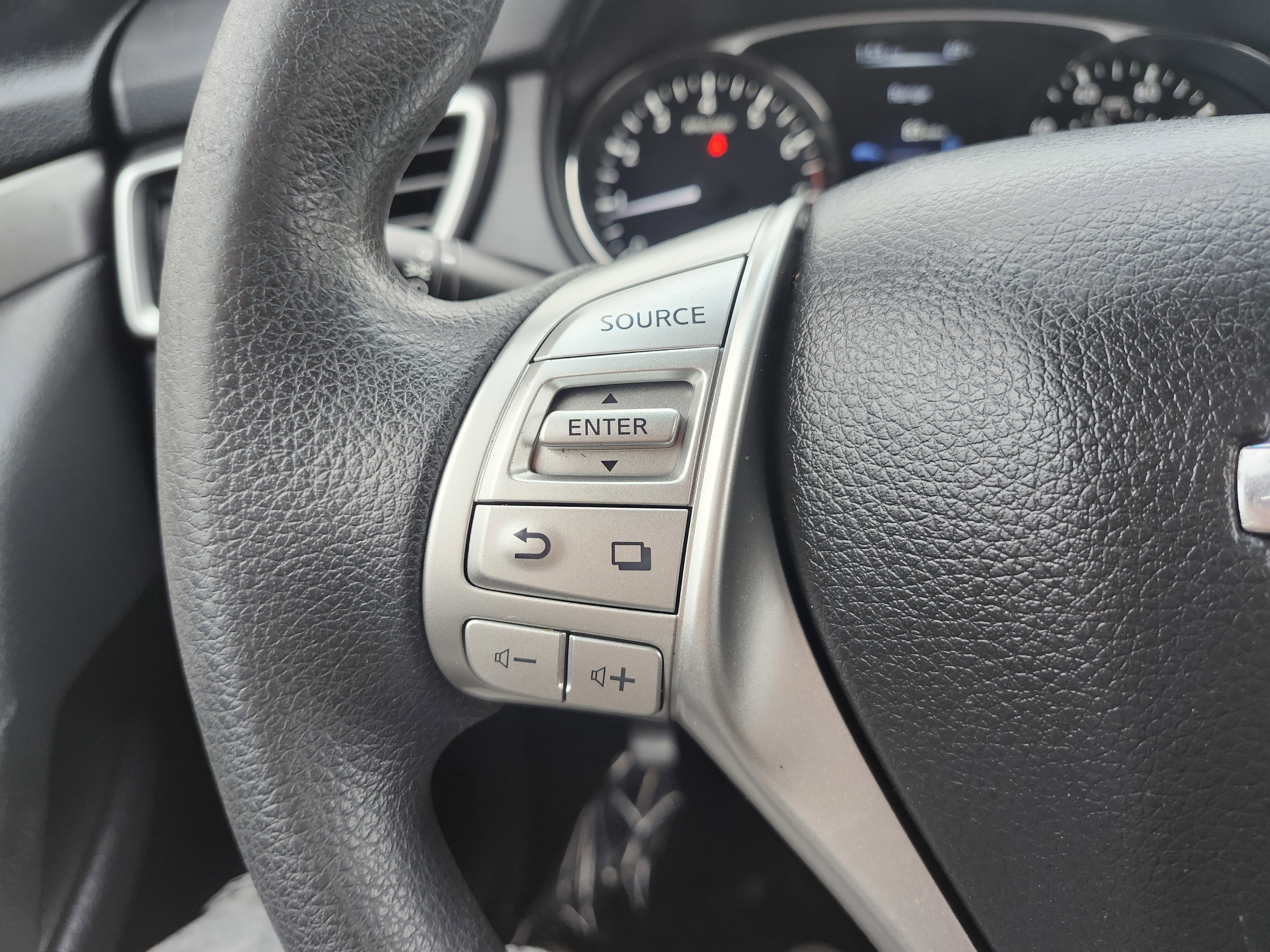 Used 2015 Nissan Rogue S AWD/4WD image 31