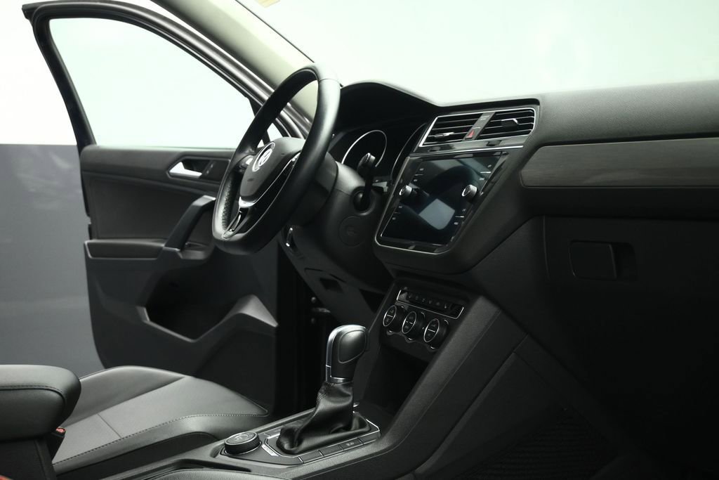 Used 2018 Volkswagen Tiguan SE w/ Panoramic Sunroof Package AWD/4WD image 57