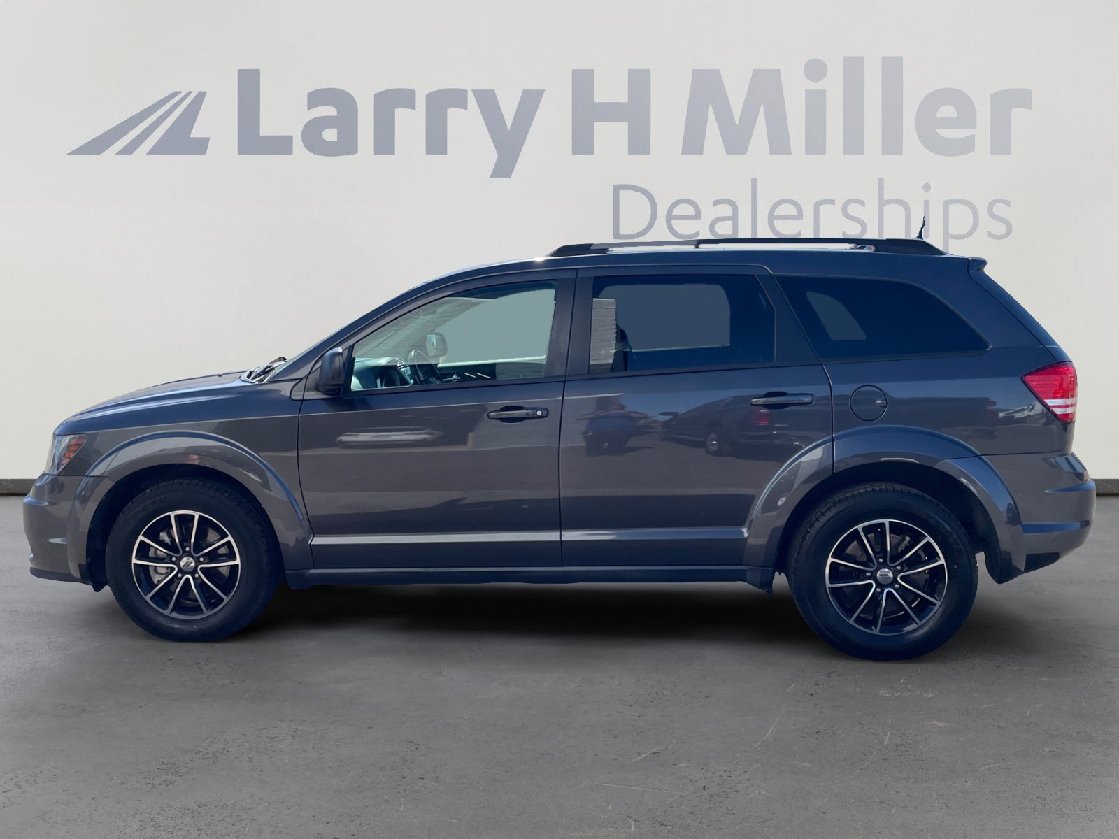 Used 2018 Dodge Journey SE w/ Connectivity Group FWD image 2