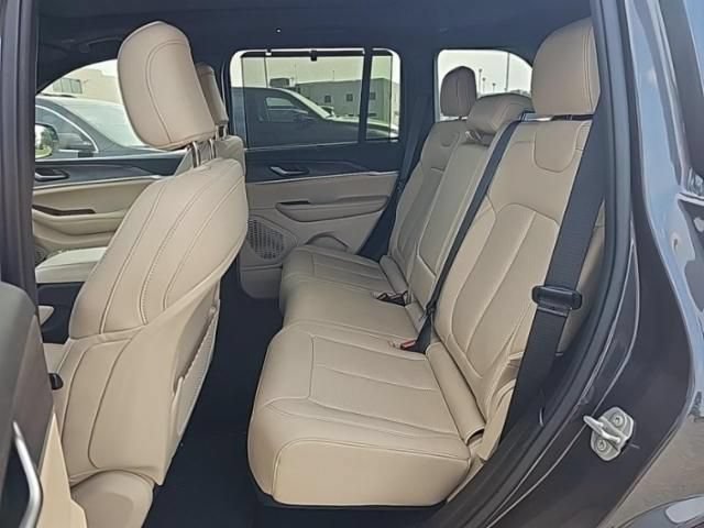 Used 2023 Jeep Grand Cherokee Limited w/ Luxury Tech Group II AWD/4WD image 5