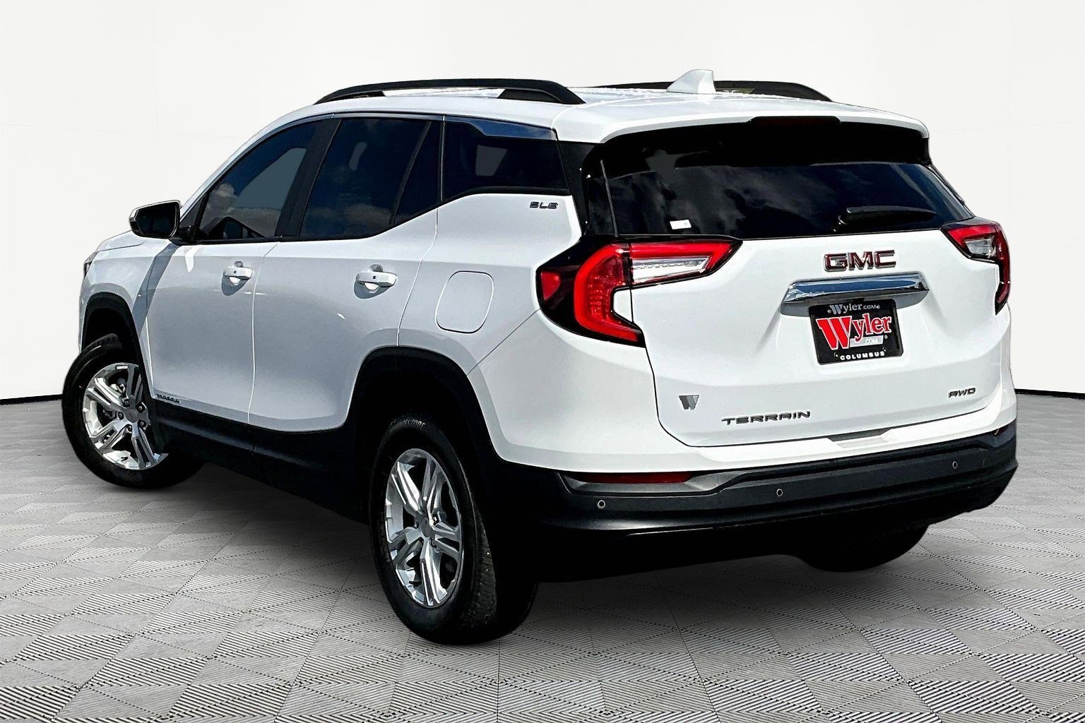 Used 2024 GMC Terrain SLE w/ Driver Convenience Package AWD/4WD image 4