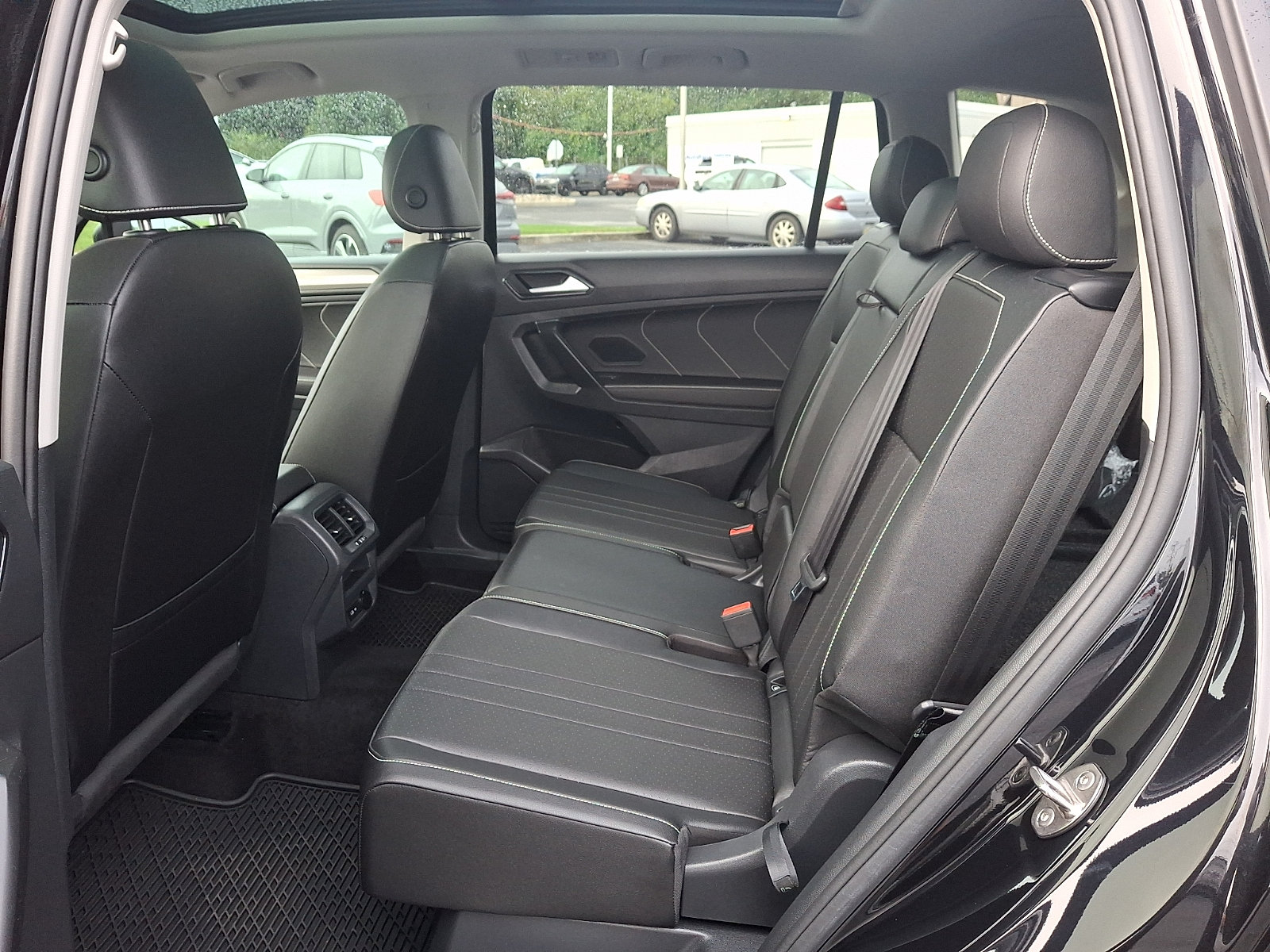 Used 2023 Volkswagen Tiguan SE w/ Panoramic Sunroof Package FWD image 11