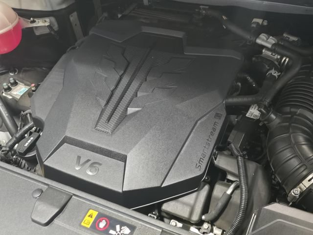 Used 2023 Kia Carnival LX FWD image 8