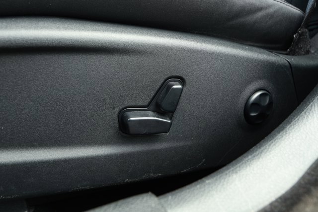 Used 2019 Chrysler 300 Touring w/ Chrome Appearance Package image 21