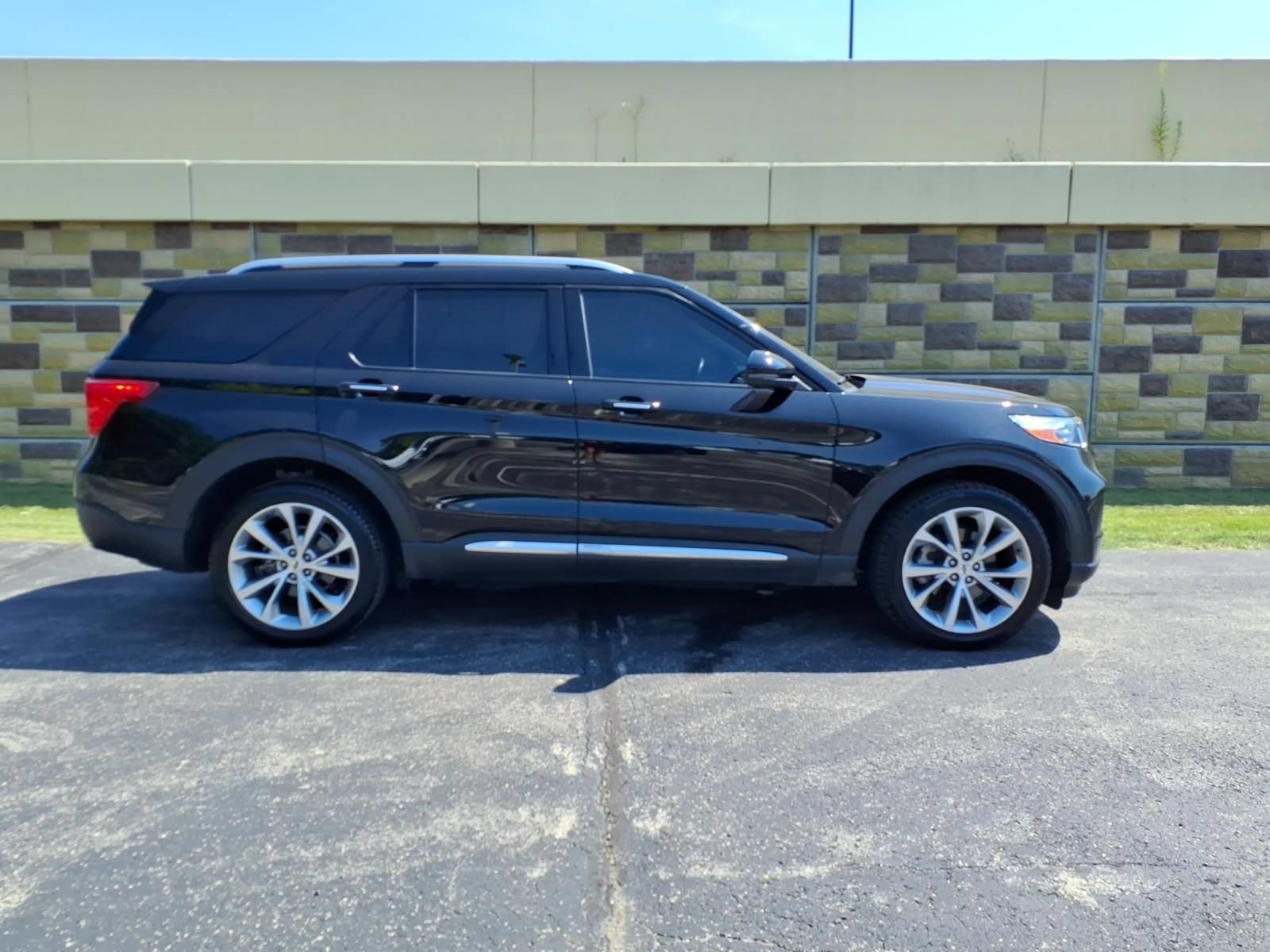 Used 2021 Ford Explorer Platinum w/ Equipment Group 601A AWD/4WD image 12