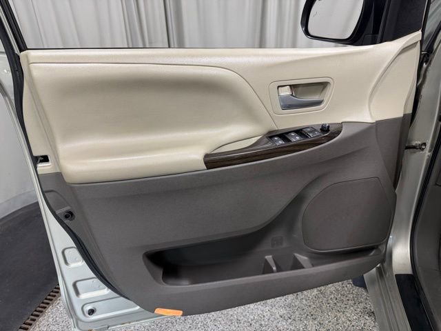 Used 2017 Toyota Sienna XLE w/ XLE Navigation Package AWD/4WD image 22