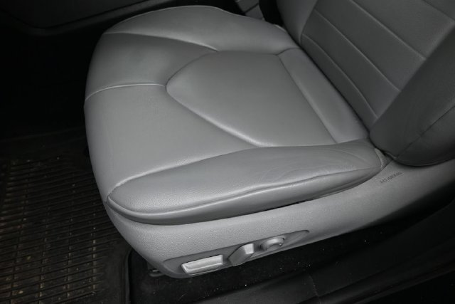 Used 2021 Toyota Highlander XLE AWD/4WD image 23