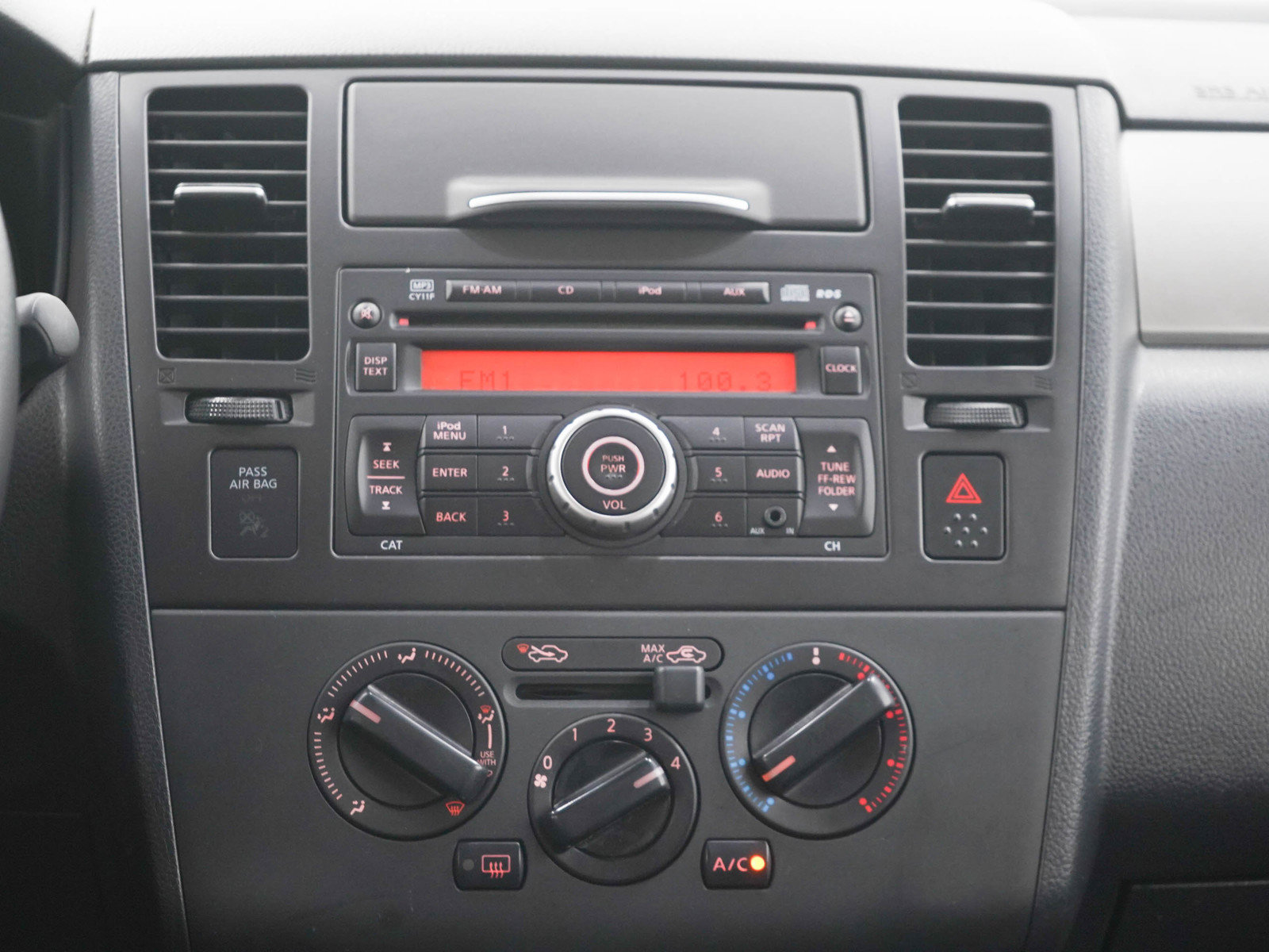 Used 2011 Nissan Versa Hatchback w/ Premium Pkg FWD image 16